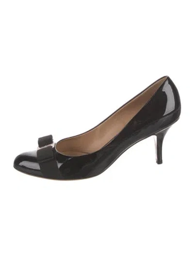 Pre-owned Ferragamo Vara Bow Accent Patent Leather Pumps In Black
