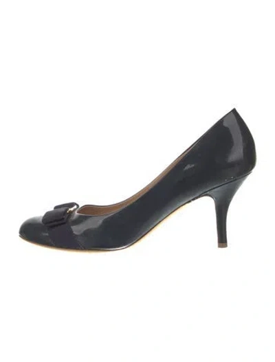 Pre-owned Ferragamo Vara Bow Accent Patent Leather Pumps In Blue