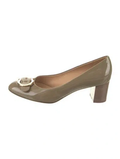 Pre-owned Ferragamo Vara Bow Accent Patent Leather Pumps In Brown