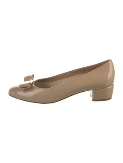 Pre-owned Ferragamo Vara Bow Accent Patent Leather Pumps In Neutral
