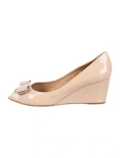 Pre-owned Ferragamo Vara Bow Accent Patent Leather Pumps In Neutral