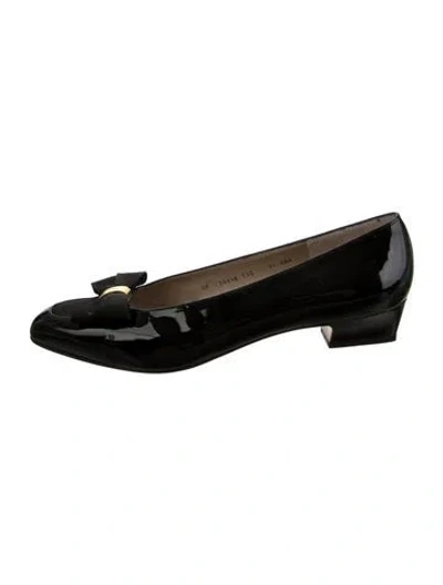 Pre-owned Ferragamo Vara Bow Accent Patent Leather Pumps W/ Tags In Black