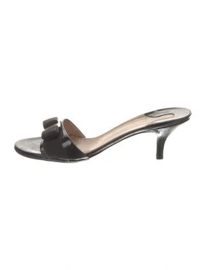Pre-owned Ferragamo Vara Bow Accent Patent Leather Slides In Black