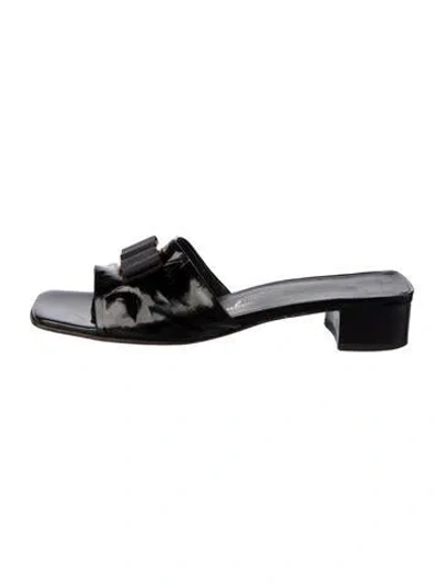 Pre-owned Ferragamo Vara Bow Accent Patent Leather Slides In Black