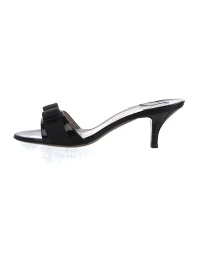 Pre-owned Ferragamo Vara Bow Accent Patent Leather Slides In Black