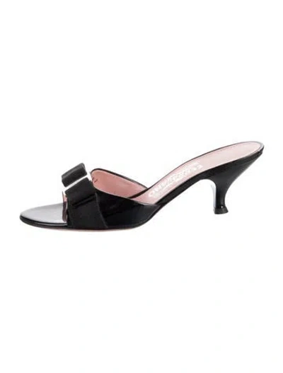 Pre-owned Ferragamo Vara Bow Accent Patent Leather Slides In Black