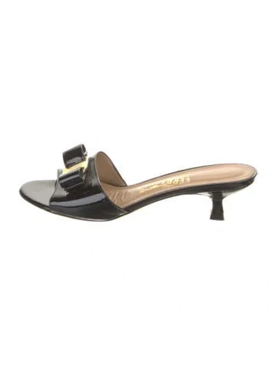 Pre-owned Ferragamo Vara Bow Accent Patent Leather Slides In Black