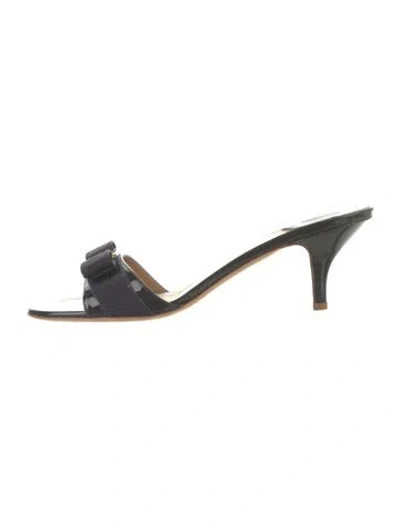 Pre-owned Ferragamo Vara Bow Accent Patent Leather Slides In Black