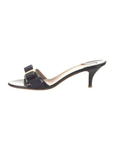 Pre-owned Ferragamo Vara Bow Accent Patent Leather Slides In Blue