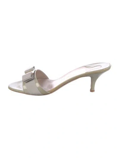 Pre-owned Ferragamo Vara Bow Accent Patent Leather Slides In Neutral
