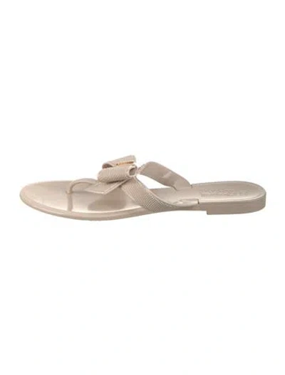 Pre-owned Ferragamo Vara Bow Accent Rubber Slides In Neutral