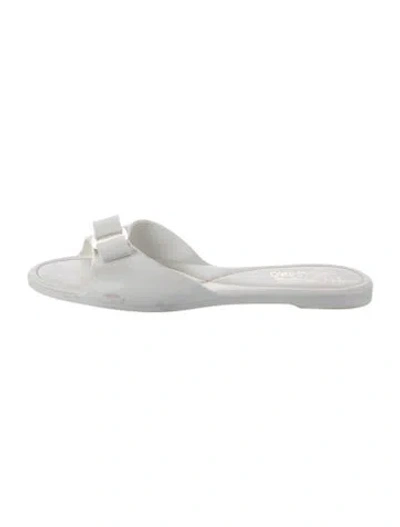 Pre-owned Ferragamo Vara Bow Accent Rubber Slides In White