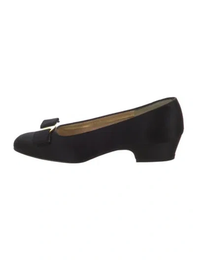 Pre-owned Ferragamo Vara Bow Accent Satin Pumps In Black