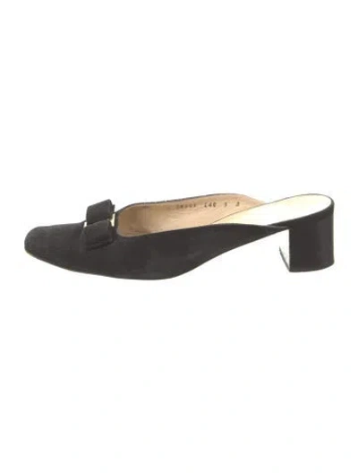 Pre-owned Ferragamo Vara Bow Accent Suede Mules In Black