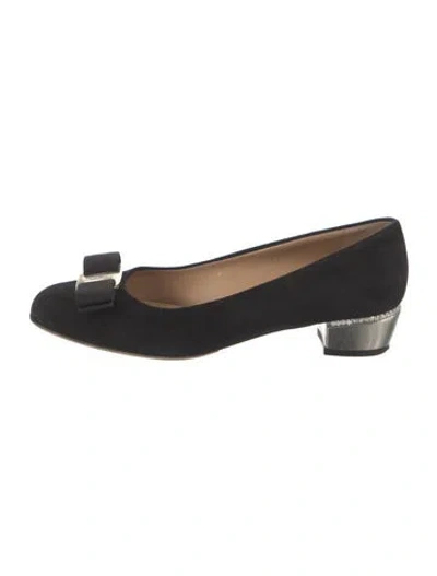 Pre-owned Ferragamo Vara Bow Accent Suede Pumps In Black