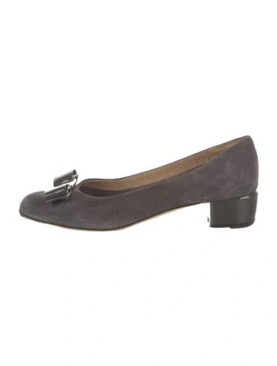 Pre-owned Ferragamo Vara Bow Accent Suede Pumps In Gray
