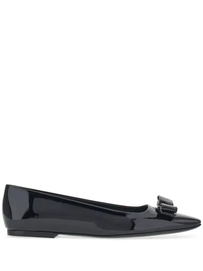 Ferragamo Vara Bow Ballerina Shoes In Black