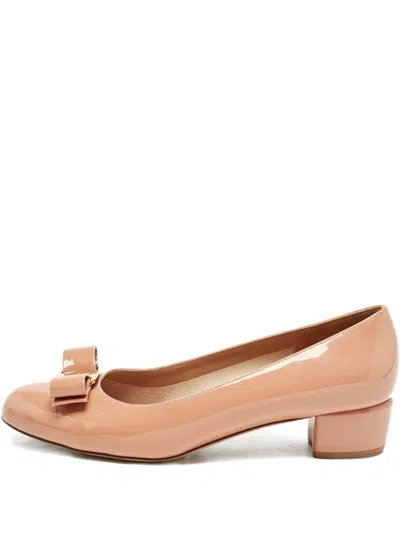 Pre-owned Ferragamo Vara Bow-detail Pumps In Neutral