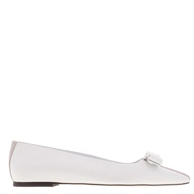 Ferragamo Vara Bow Leather Ballet Flats In ["white"]