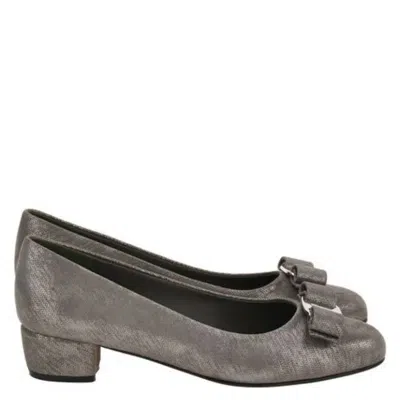 Ferragamo Vara Bow Metallic Pumps In Gray
