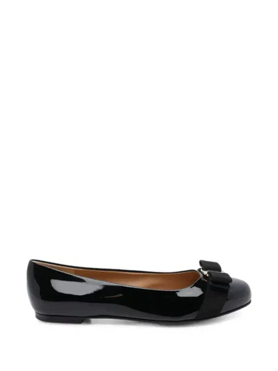 Ferragamo Vara Bow Patent-leather Ballet Flats In Black