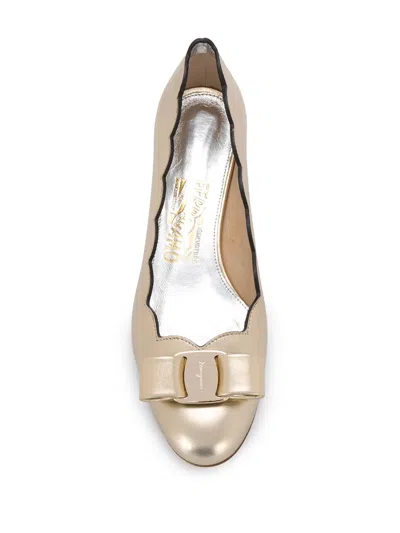 Ferragamo Vara Bow Pumps In Neutral