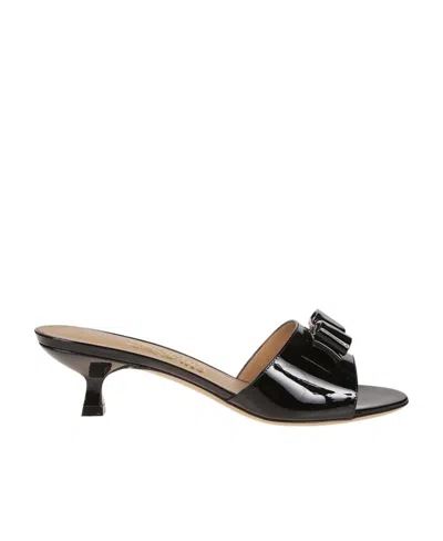 Ferragamo Vara Bow Sandals In Black