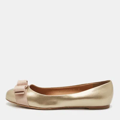 Pre-owned Ferragamo Vara Bow Size 35.5 Gold Leather Ballet Flats