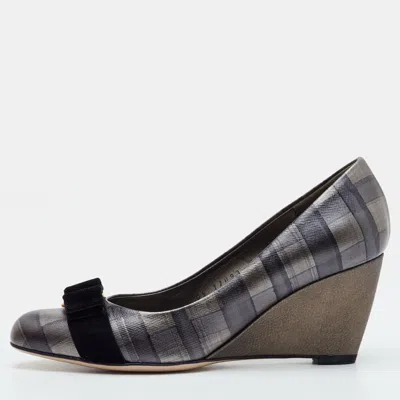 Pre-owned Ferragamo Vara Bow Size 37 Metallic Grey Pattern Leather Wedge Pumps In Gray
