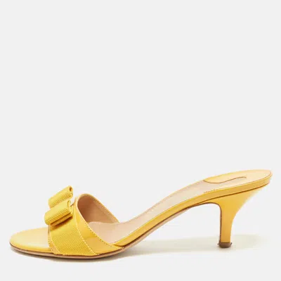 Pre-owned Ferragamo Vara Bow Size 37.5 Yellow Fabric And Patent Leather Slide Sandals