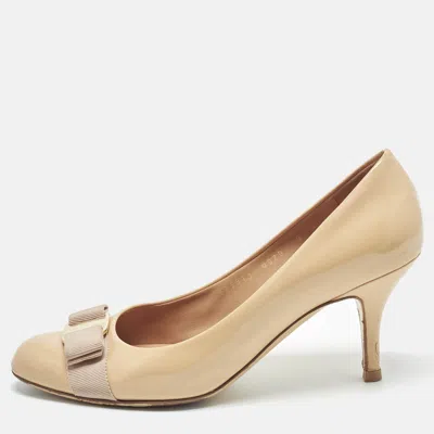 Pre-owned Ferragamo Vara Bow Size 39.5 Beige Patent Leather Pumps In Sand