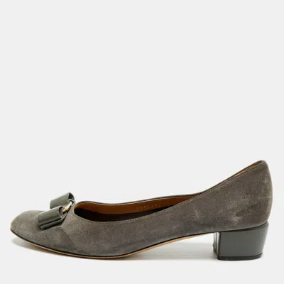 Pre-owned Ferragamo Vara Bow Size 40 Grey Patent Leather And Suede Block Heel Pumps In Gray