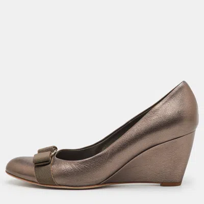 Pre-owned Ferragamo Vara Bow Size 40 Metallic Grey Leather Wedge Pumps