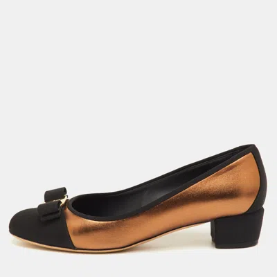 Pre-owned Ferragamo Vara Bow Size 41 Metallic/black Fabric And Leather Block Heel Pumps In Silver