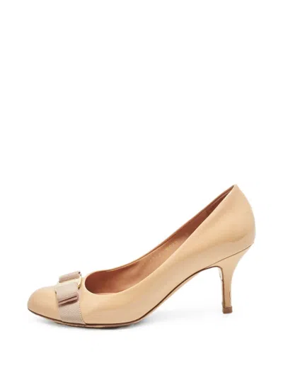 Pre-owned Ferragamo Vara Bow-detail Pumps In Neutral