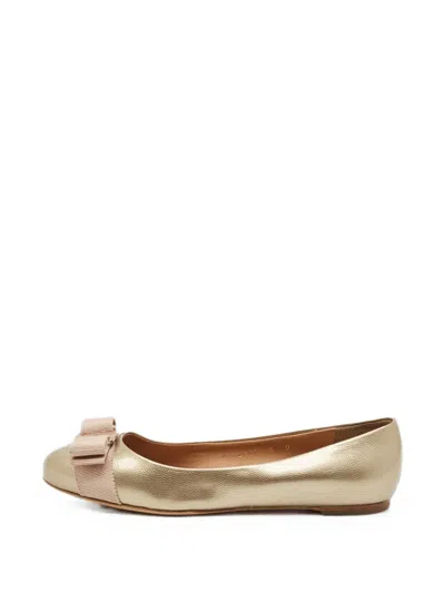 Pre-owned Ferragamo Vara Bow-embellished Ballet Flats In Gold