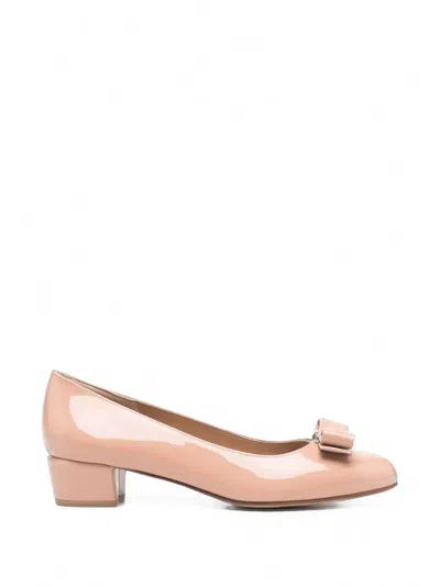 Ferragamo Vara Pumps In Neutral