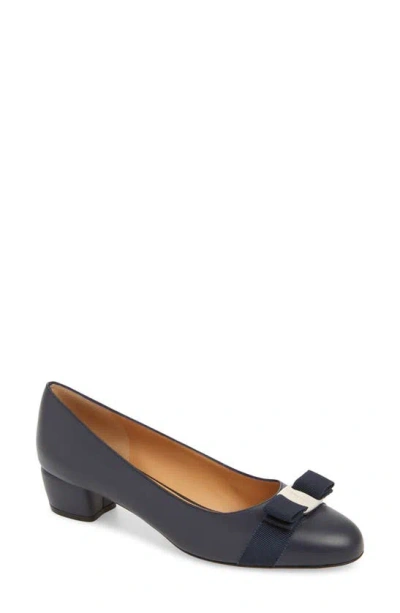 Ferragamo Vara Leather Bow Low Pumps In Midnight