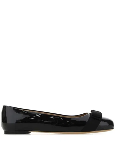 Ferragamo Varina Bow-embellished Patent-leather Ballet Flats In Black
