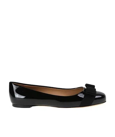 Ferragamo Varina Bow-embellished Patent-leather Ballet Flats In Black