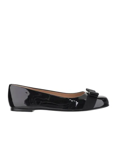 Ferragamo Varina Bow-embellished Patent-leather Ballet Flats In Black