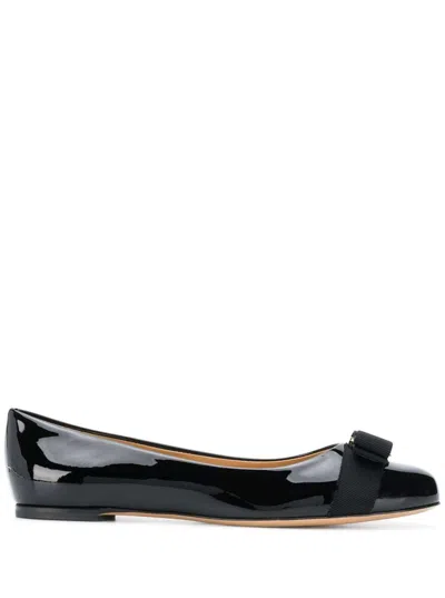 Ferragamo Varina Black Ballet Shoes With Engraved Logo On The Bow In Patent Leather Woman