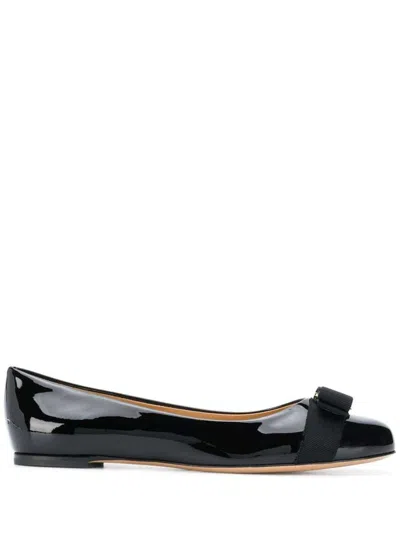 Ferragamo Varina Bow-embellished Patent-leather Ballet Flats In Black