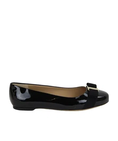 Ferragamo Varina Bow-embellished Patent-leather Ballet Flats In Black