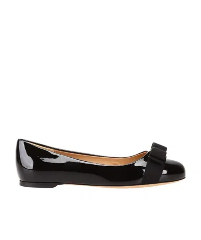 Ferragamo Varina Bow-embellished Patent-leather Ballet Flats In Black