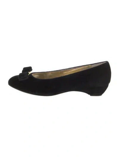 Pre-owned Ferragamo Velvet Bow Accents Pumps In Black
