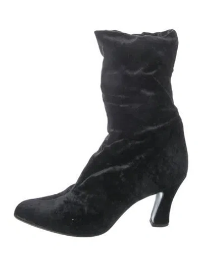 Pre-owned Ferragamo Velvet Pumps In Black