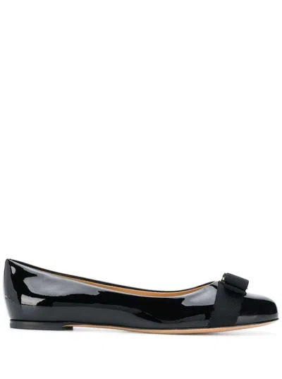 Ferragamo Womans Varina Patent Leather Flat Shoes With Bow In Nero
