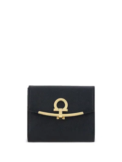 FERRAGAMO FERRAGAMO WOMEN HAMMERED LEATHER GOLD GANCINI COMPACT WALLET