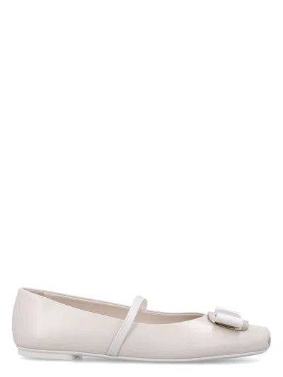 Ferragamo Women's New Vara Plate Ballet Flat In Mascarpone